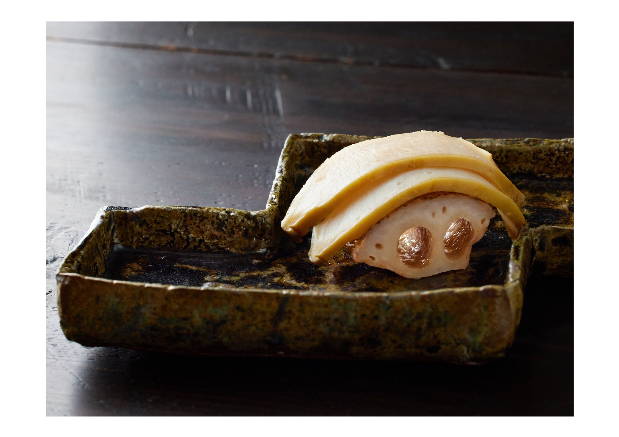 石かわ｜緑釉の角皿に盛られた日本料理