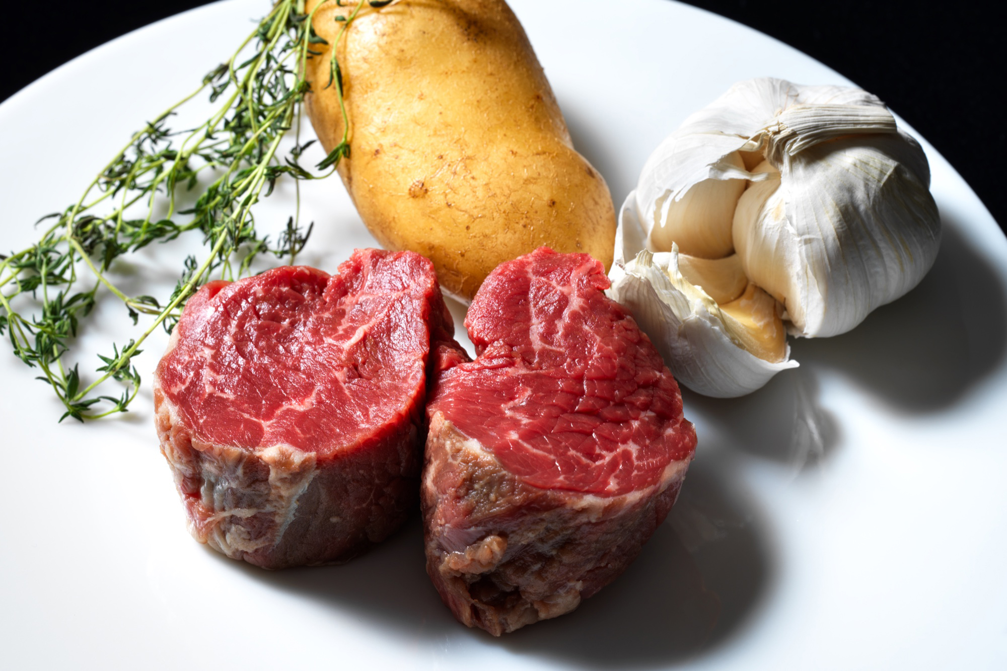 岩手短角牛の生肉とじゃがいも、にんにく。白バックの素材カット